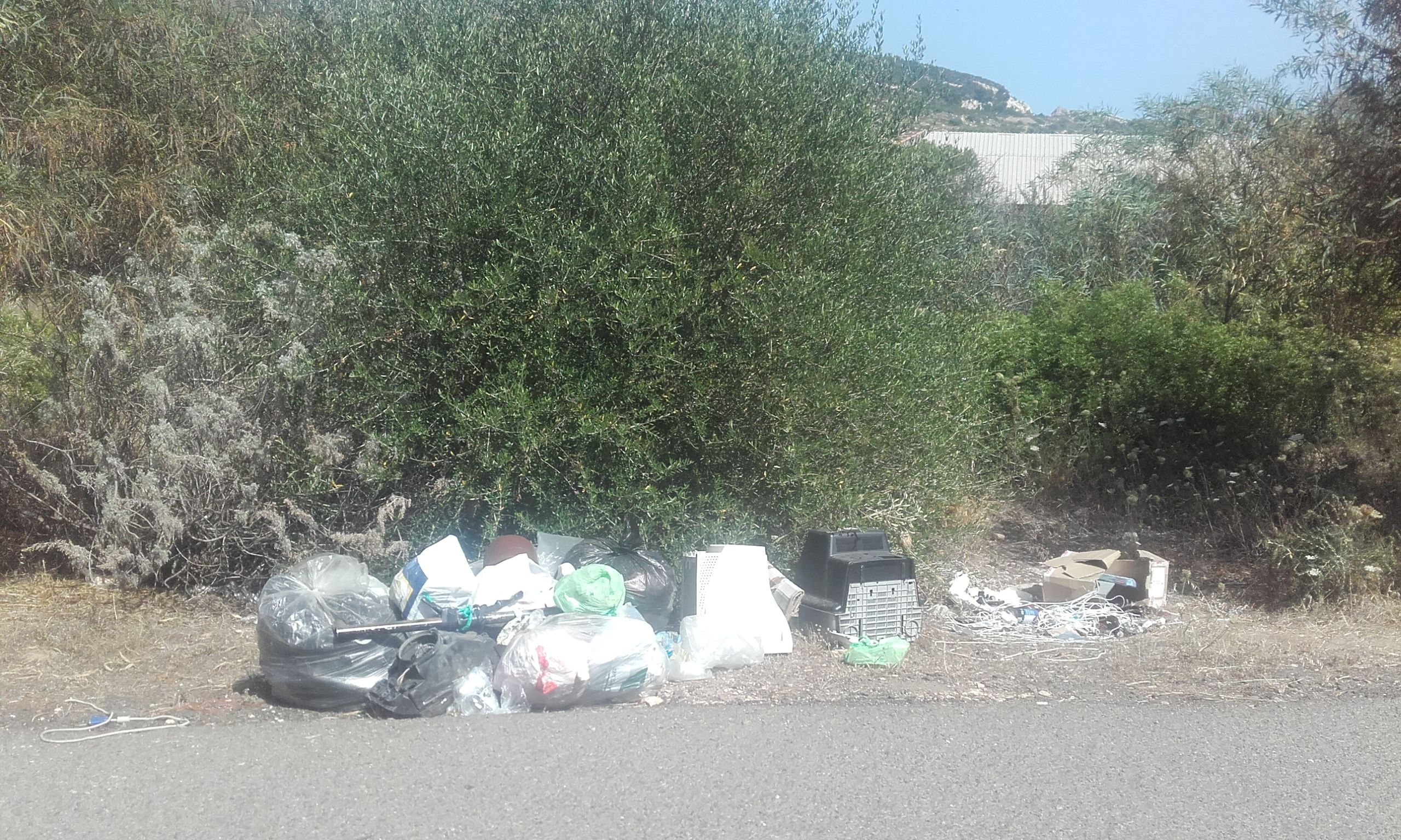Cagliari, spuntano discariche come funghi anche a Calamosca: “Bel biglietto da visita”