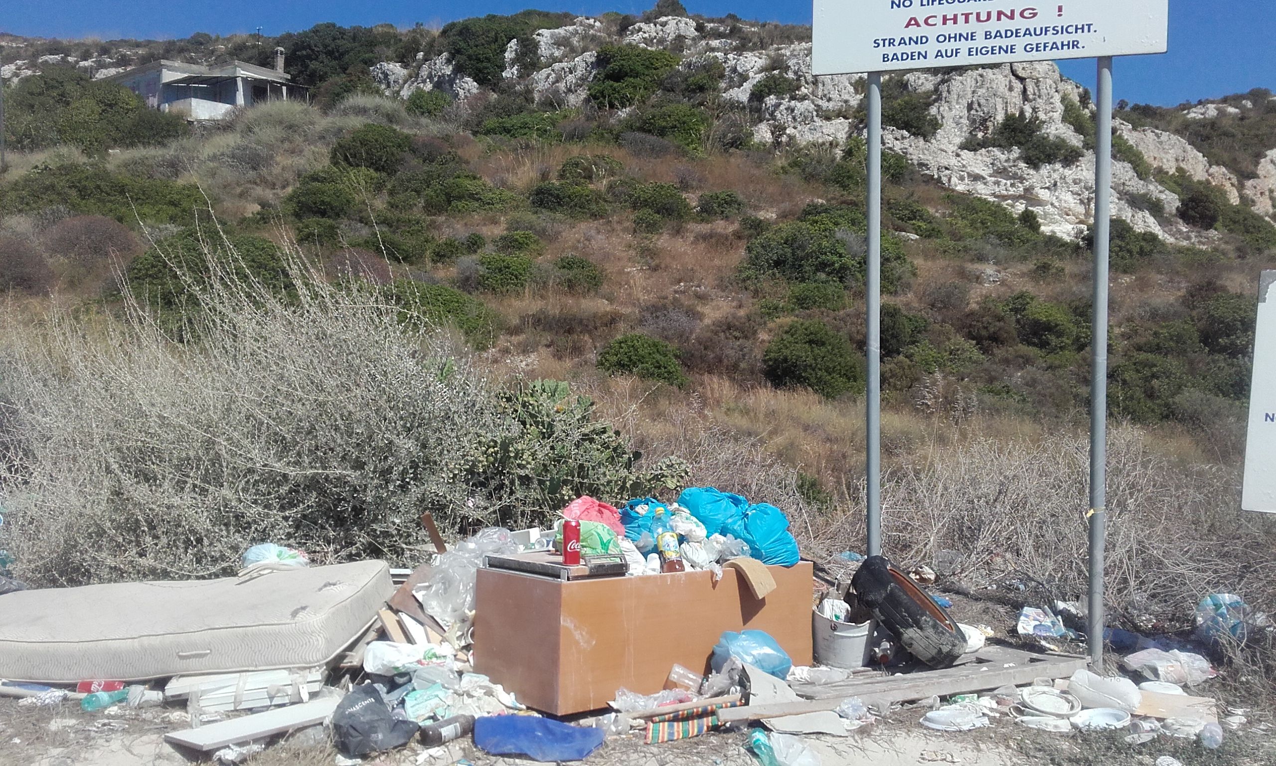 Cafoni dei rifiuti scatenati a Cagliari, materassi e ruote a picco sul mare di Sant’Elia