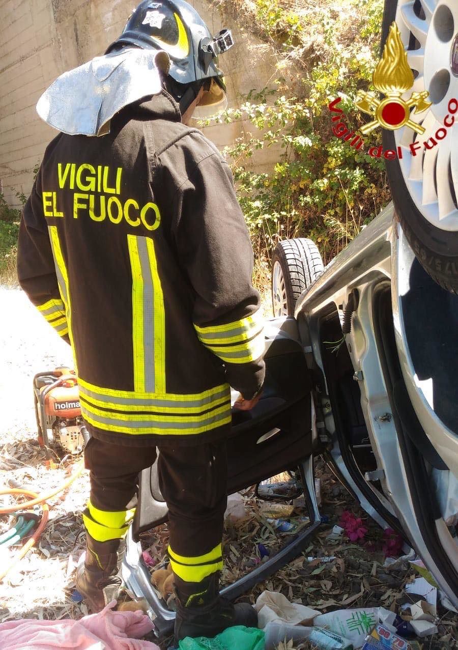 Perde il controllo sulla 131, l’auto si ribalta più volte: coppia di turisti soccorsa con l’elicottero