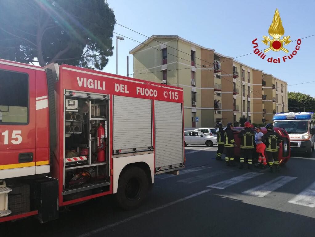 Cagliari, scontro tra due auto all’incrocio: una si ribalta, tutti illesi