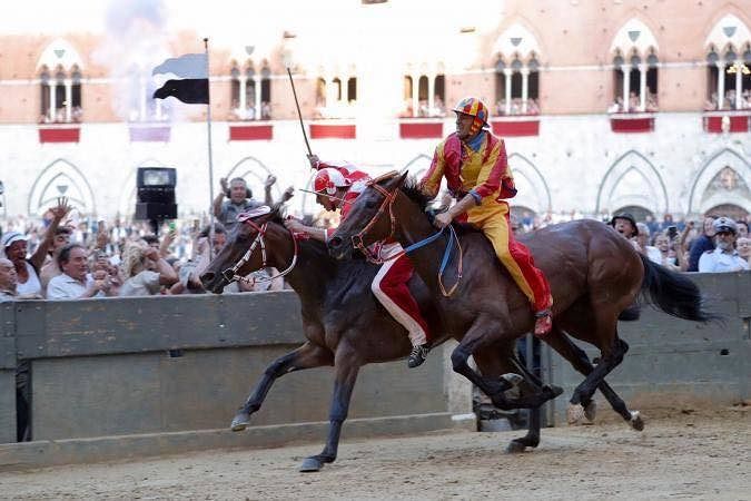 Al Palio di Siena vince la Giraffa: trionfa il fantino sardo Giovanni Atzeni detto Tittia