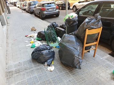 Cagliari: una tv, una sedia e sacchi colmi di rifiuti: ecco a voi la mini discarica in via Foscolo