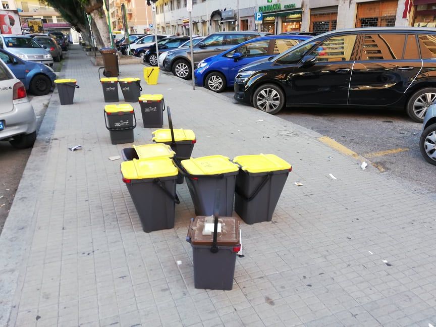 Cagliari, tappeto di rifiuti e mastelli attorno al mercato: fermi i lavori per le nuove isole ecologiche