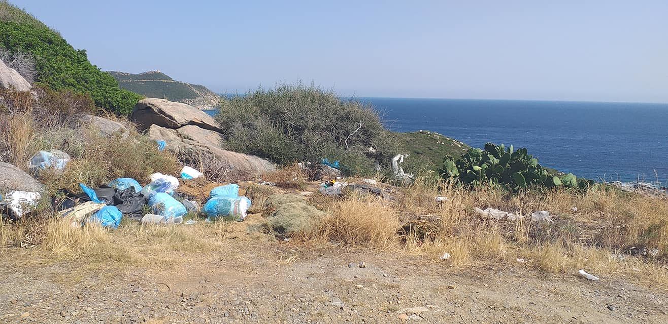 Litoranea Cagliari-Villasimius la vista è mozzafiato, anzi no: “Ecco lo scempio”