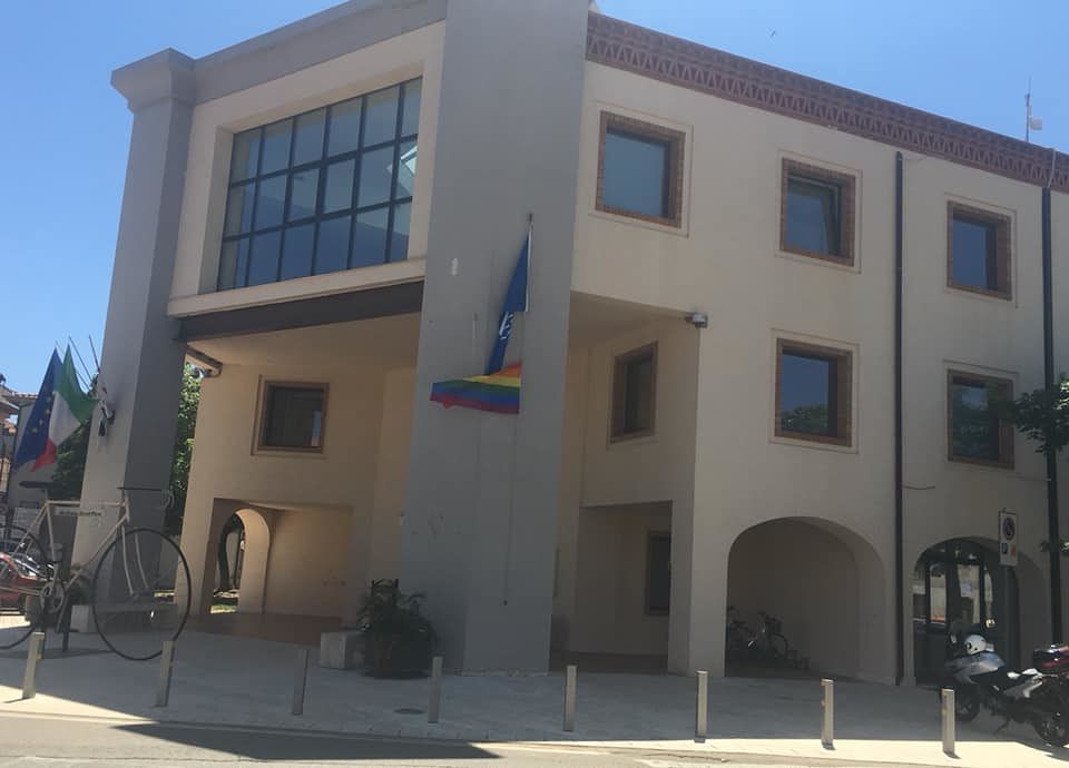 No all’omofobia e contro ogni tipo di discriminazione: il comune di Tortolì espone la bandiera arcobaleno