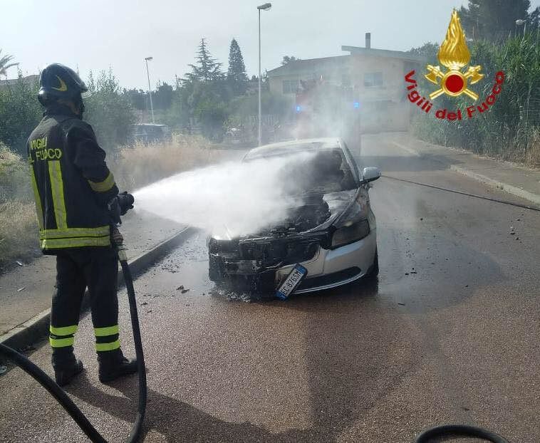 Villaputzu, auto in corsa prende fuoco: il conducente se ne accorge e salta fuori