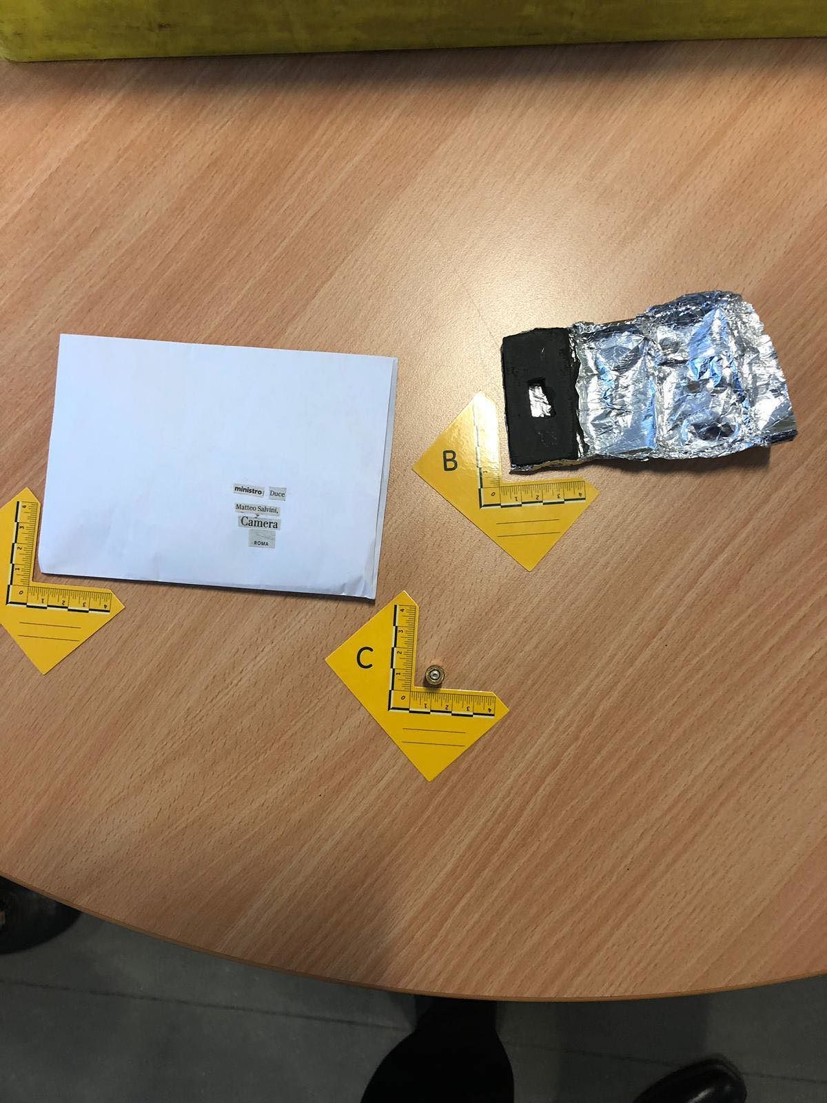 Busta con proiettile a Salvini: “Colpa dell’odio di certa sinistra, ma ho ancora più forza”