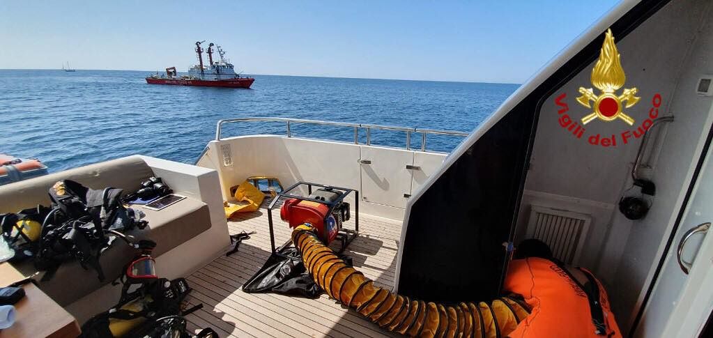 Paura su uno yacht a largo di Capo Sant’Elia: scoppia un incendio a bordo