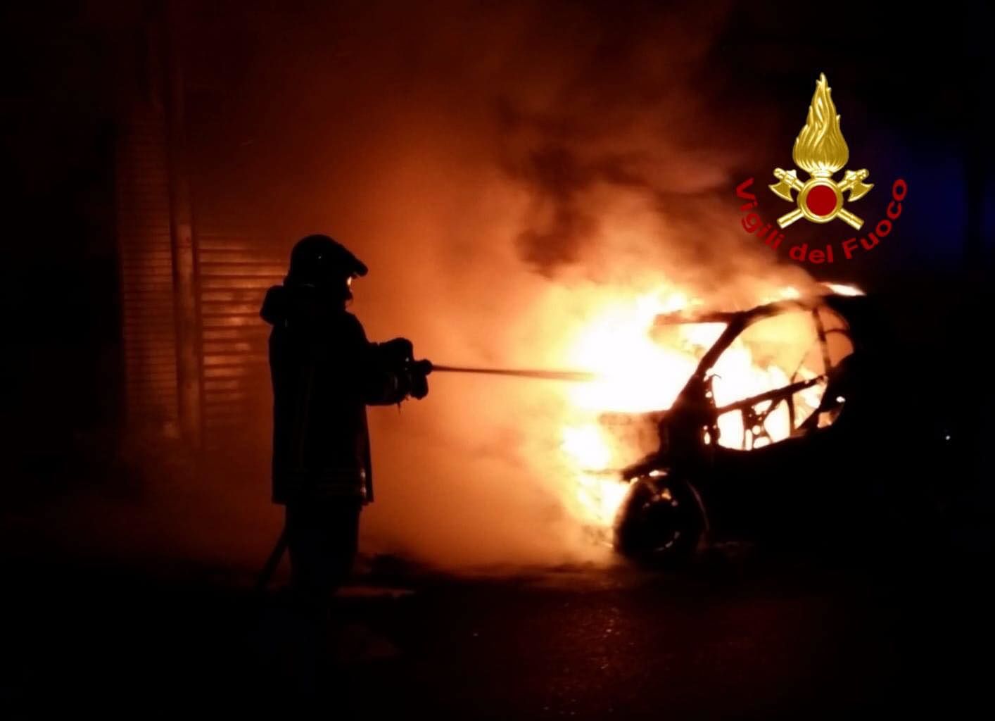 Smart divorata dalle fiamme nella notte a Quartu