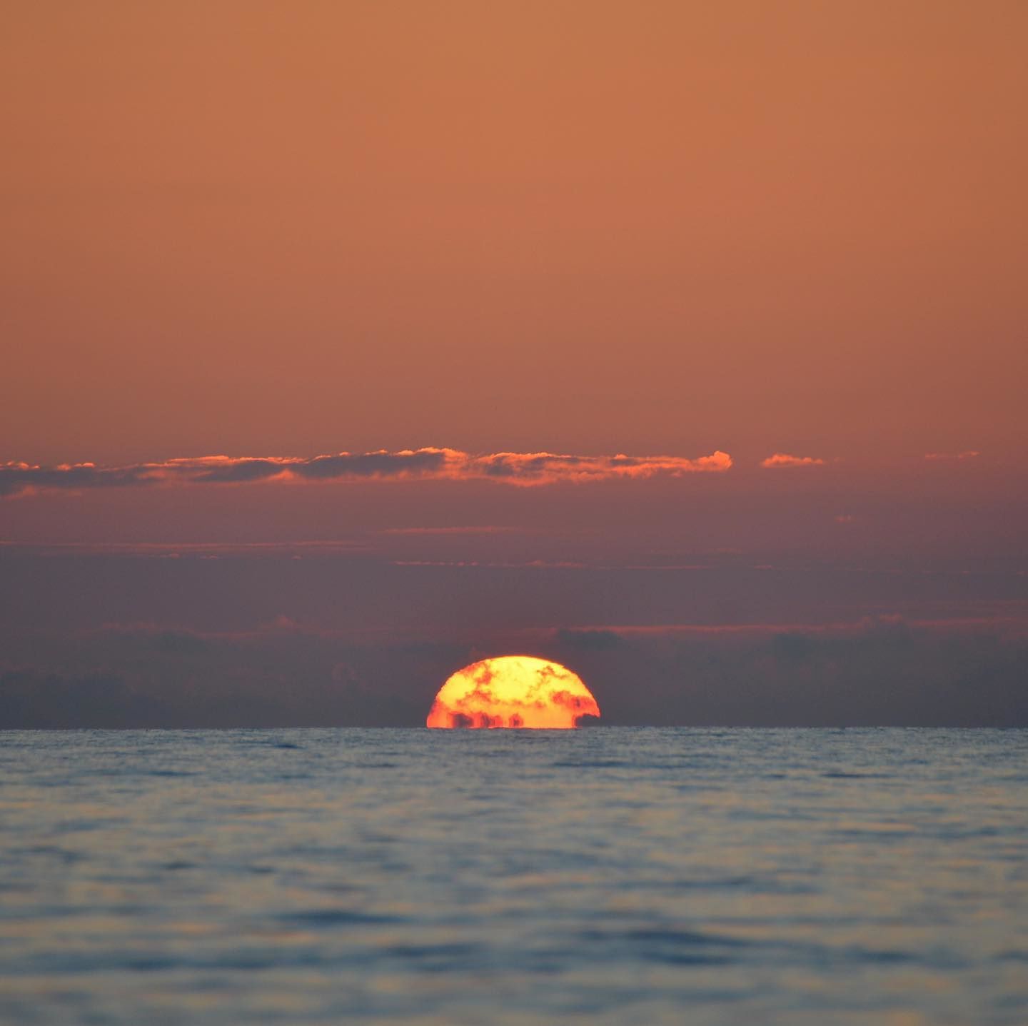 Il sole va a nanna: magico tramonto sul mare a Stintino