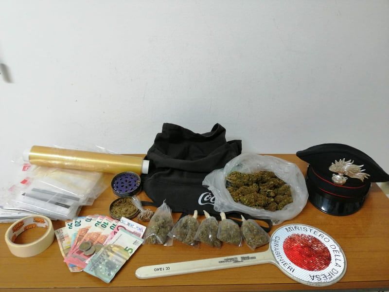 Un etto di cannabis in casa, 50enne di Settimo San Pietro finisce ai domiciliari