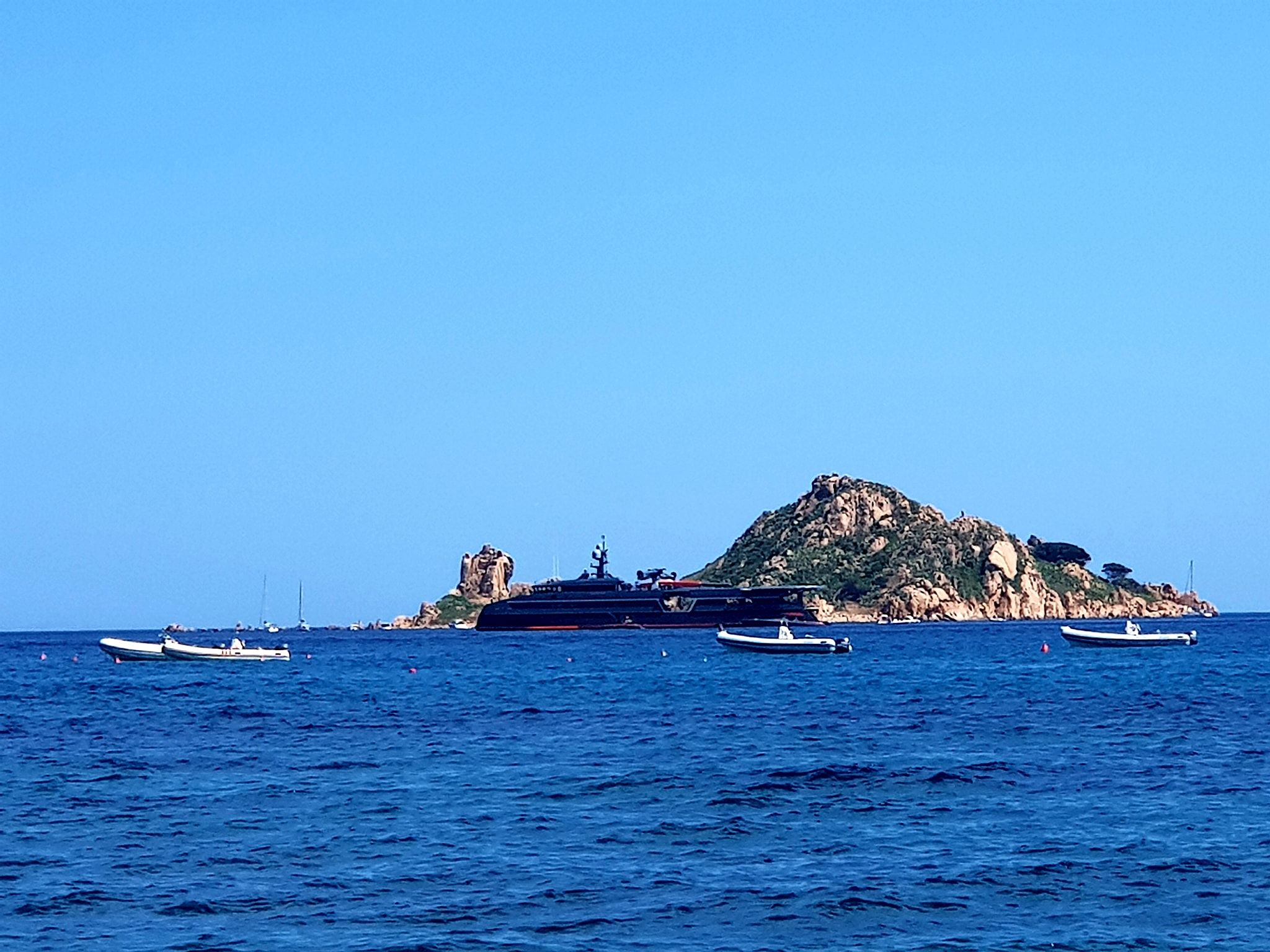 Super yacht lusso all’Isolotto d’Ogliastra: arriva anche l’elicottero