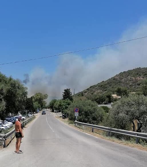 Le fiamme minacciano il paradiso Tuerredda: in azione gli elicotteri del corpo forestale – VIDEO