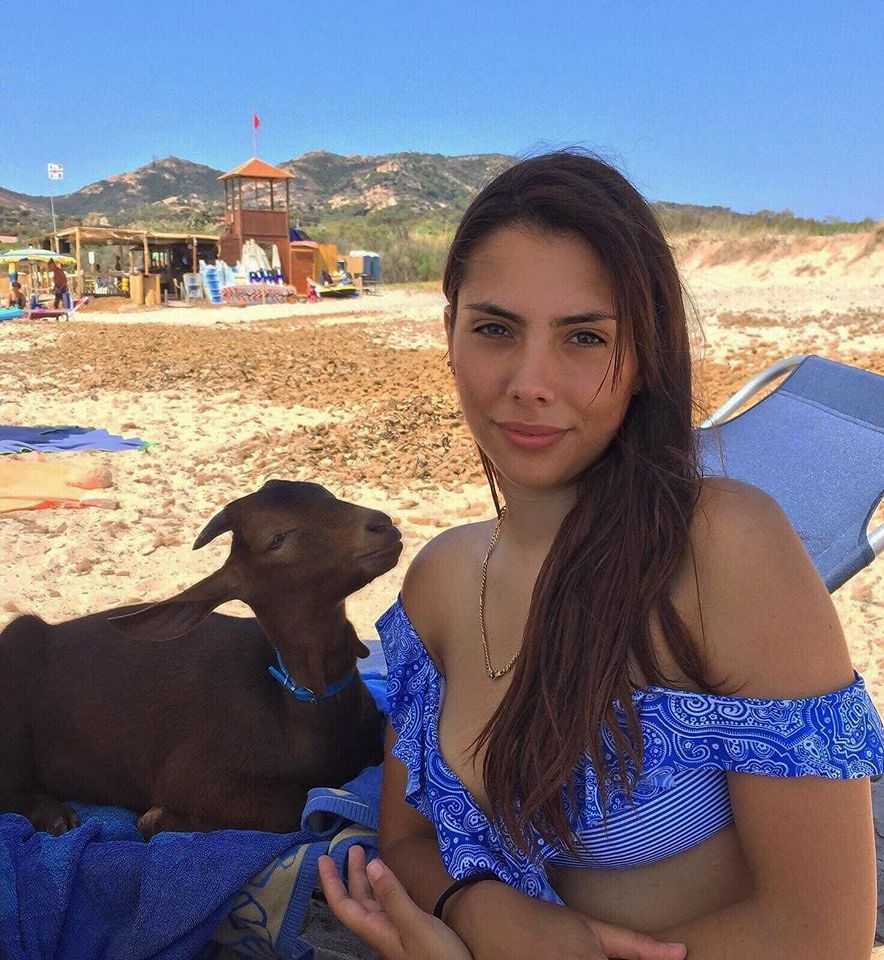 Elisa di Serdiana, la sexy pastora si gode il mare di Pula col suo capretto Lucio