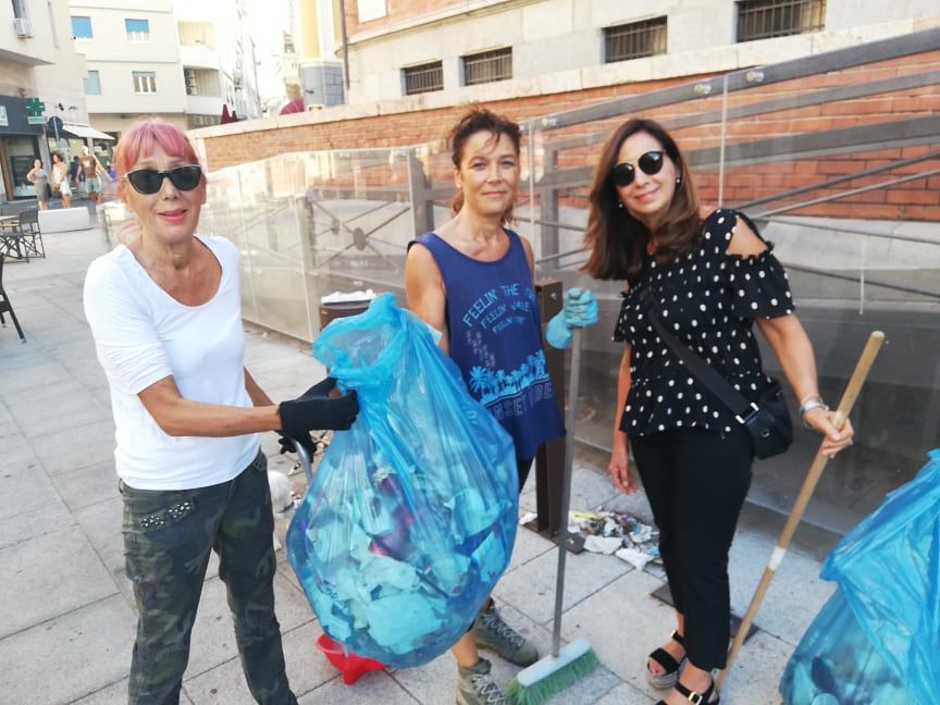 Cagliari, negozianti e residenti ripuliscono dai rifiuti piazza Garibaldi: “I turisti restano schifati”