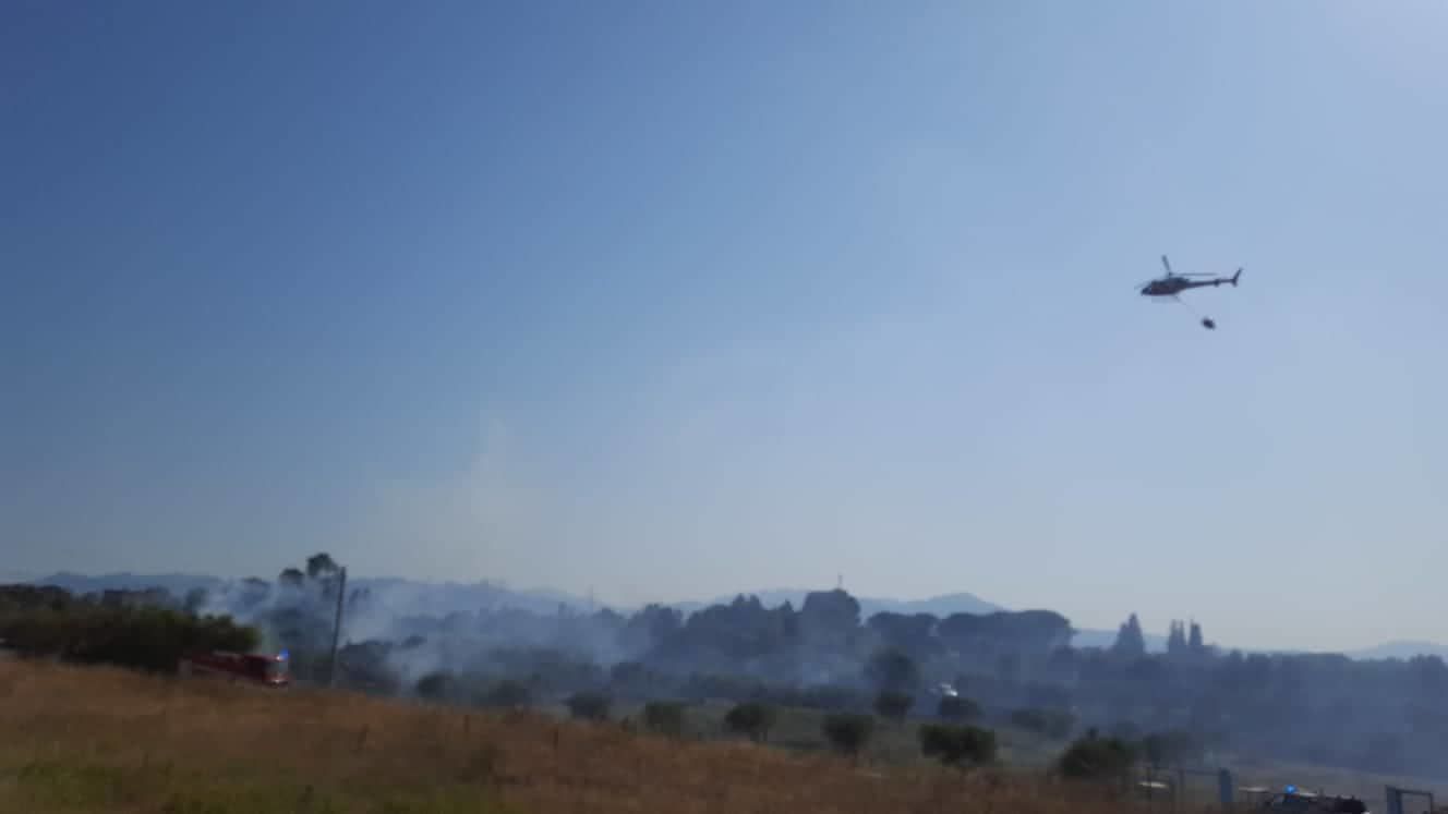 Vasto incendio tra Elmas e Assemini, le fiamme avanzano verso la Ss 130