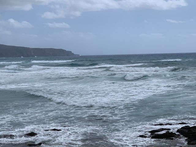 Buggerru, onda anomala travolge quattro persone al porto: salvate dai volontari