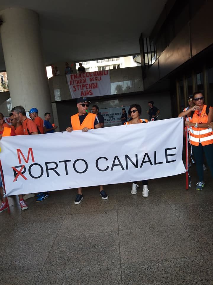 Cagliari, la rabbia dei lavoratori portuali invade via Roma: “Solinas, ci sono 210 persone sull’orlo della disoccupazione”