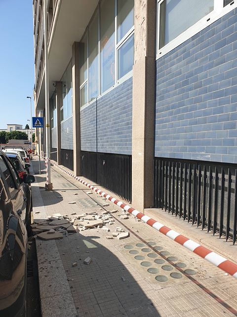 Cagliari, pioggia di calcinacci in via Pirastu: intervengono i vigili urbani