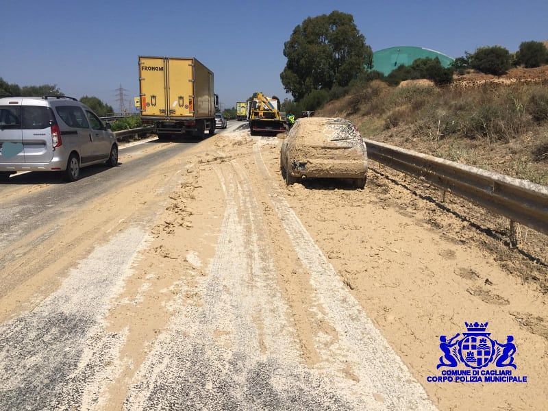 Spettacolare incidente sulla Ss 195, auto travolta dal fango trasportato da un camion