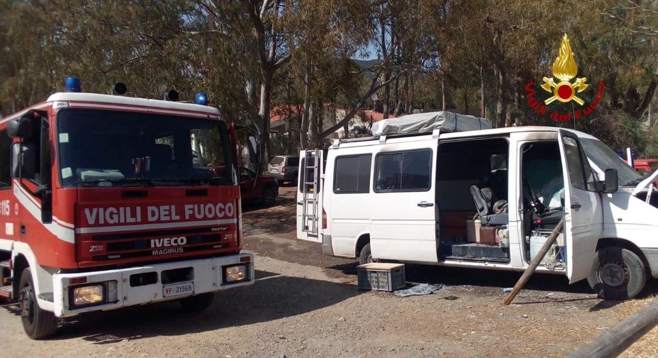 Chia, il cellulare in carica nel camper prende fuoco: intervengono i vigili