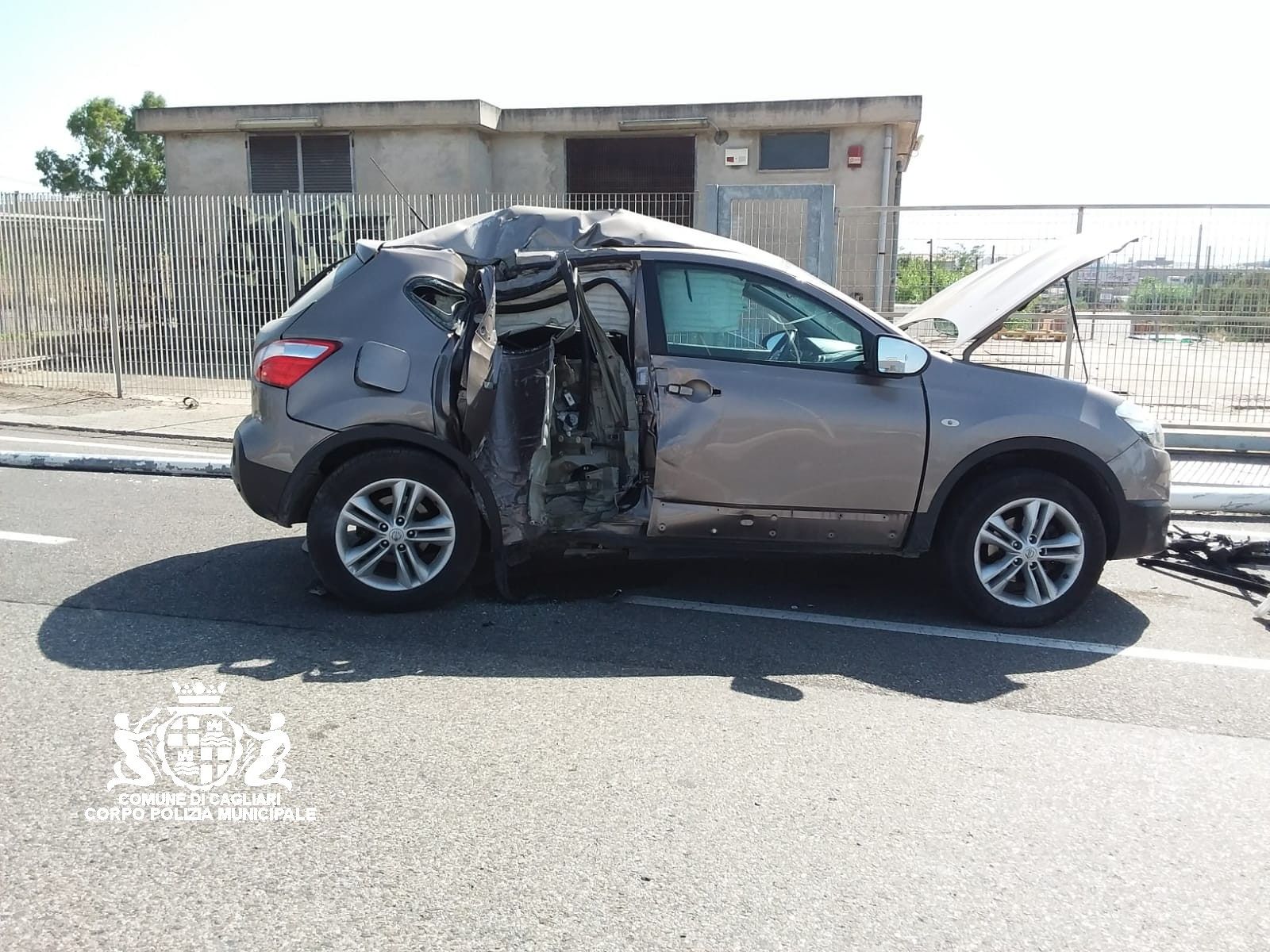 Cagliari, cinese neo patentato supera la doppia striscia e provoca grave incidente