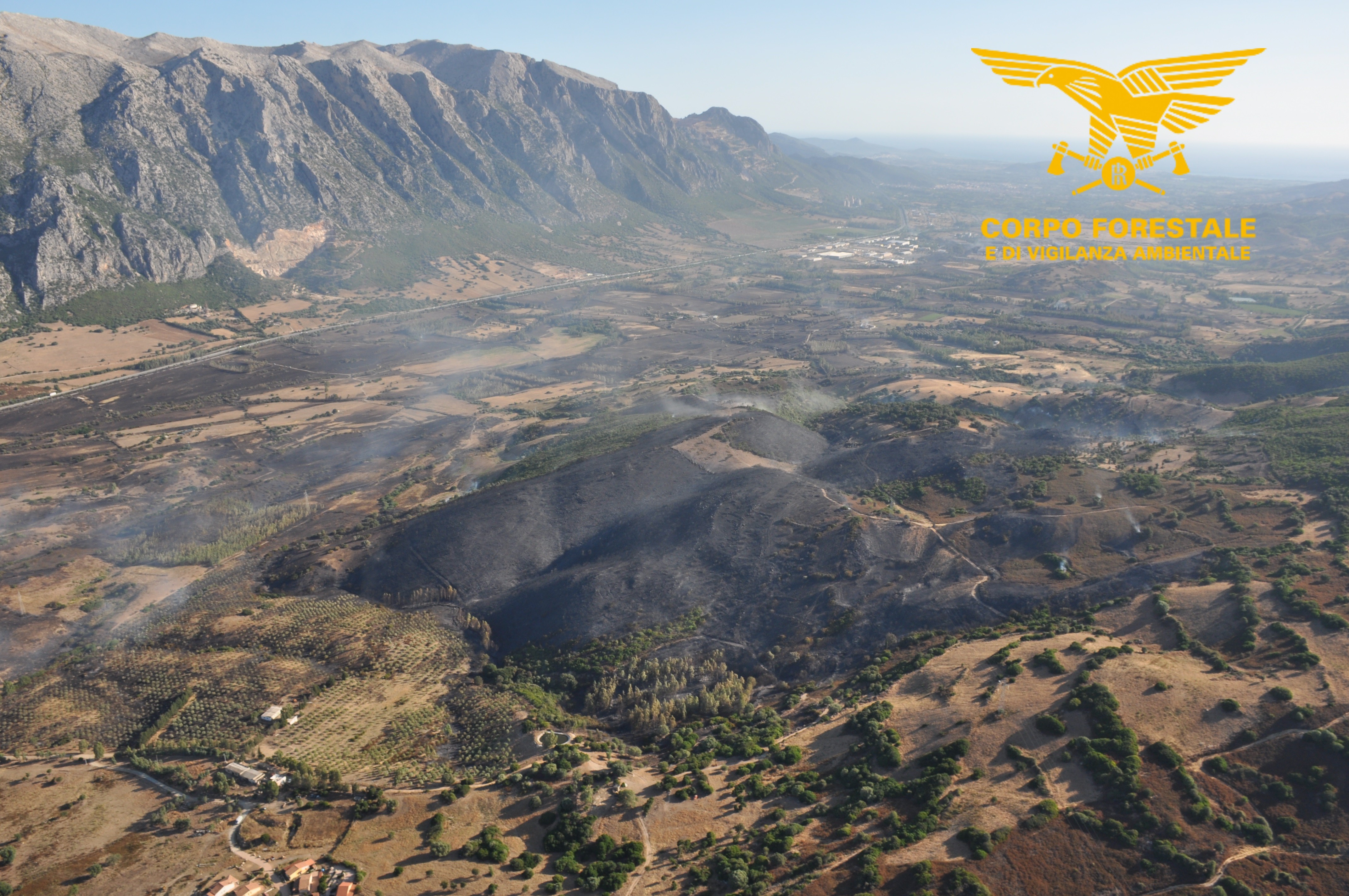 Tregua del vento a Siniscola, tornano in azione elicotteri e canadair: sul posto 30 forestali