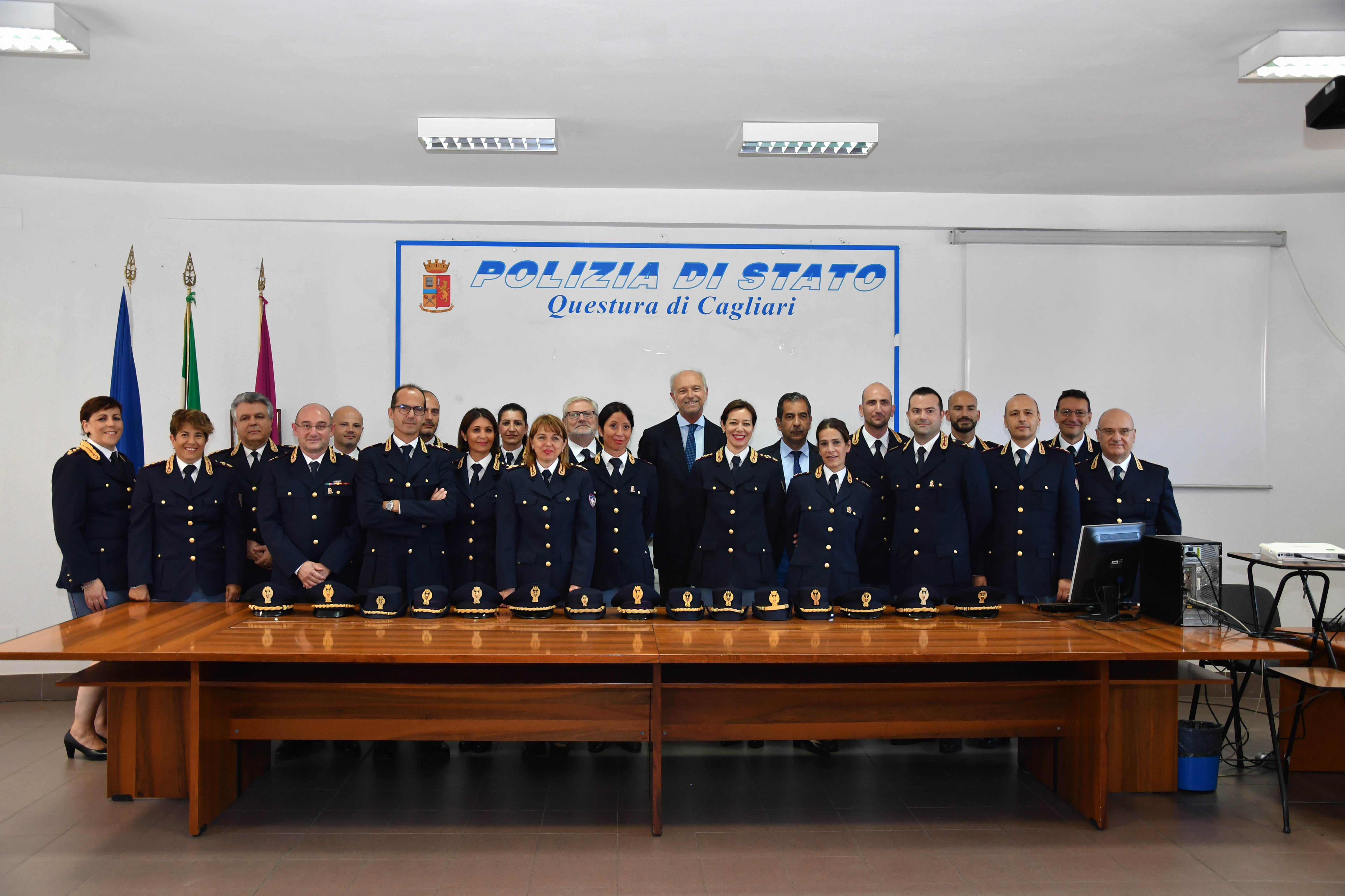 Cagliari, da oggi il personale della Polizia di Stato indossa i nuovi distintivi