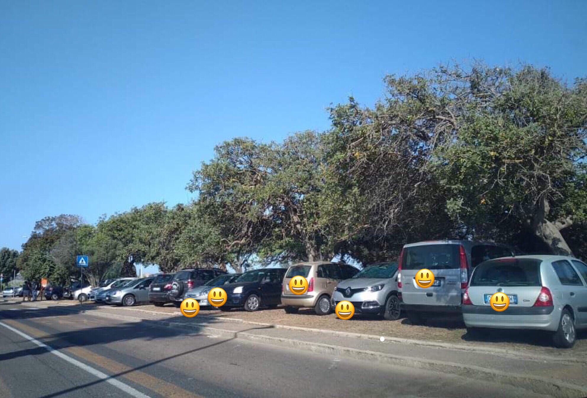 “Poetto, impossibile arrivare in spiaggia col passeggino: auto e scooter bloccano i marciapiedi”