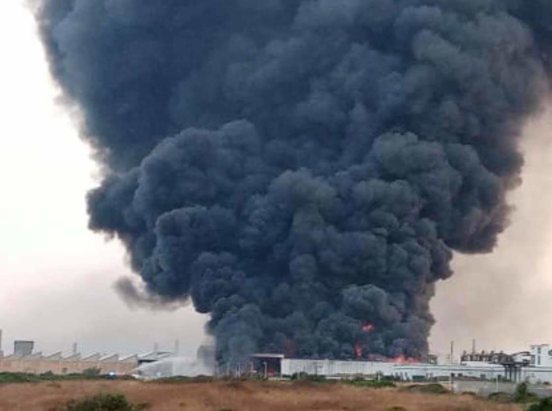 Maxi incendio a Porto Torres, fiamme altissime in un deposito di rifiuti speciali