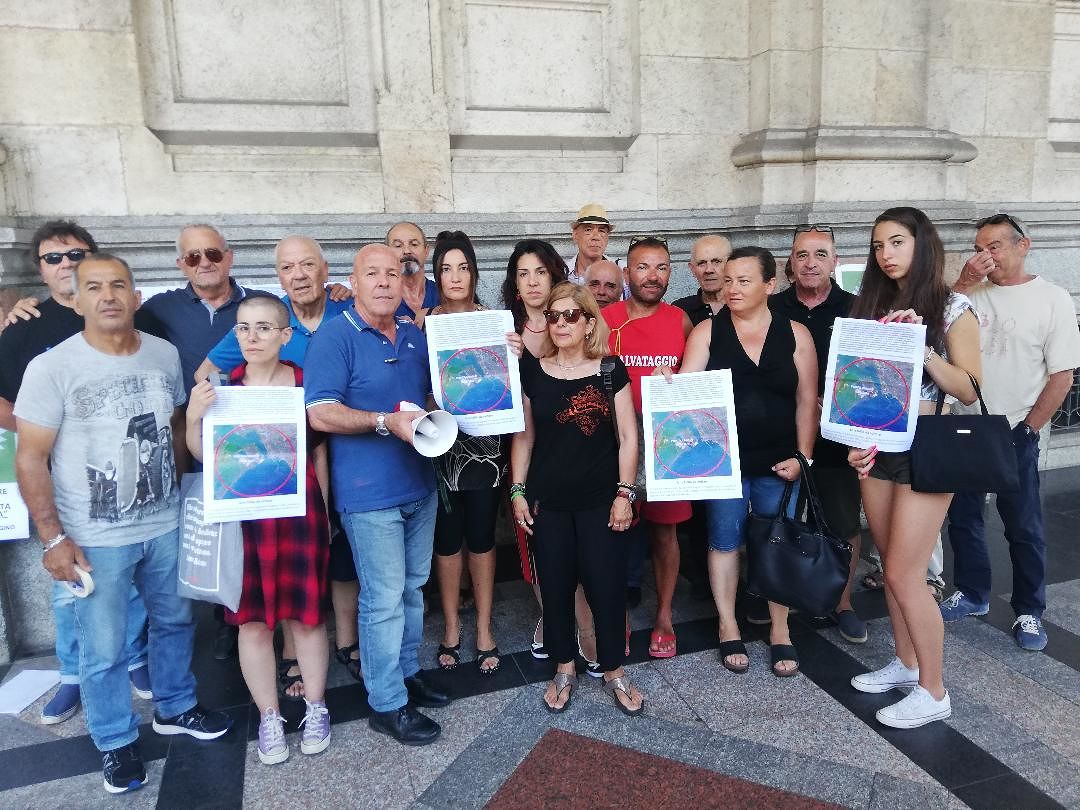 Cagliari, gli abitanti di Giorgino pronti alla guerra: “No al rigassificatore e sì ai casotti”