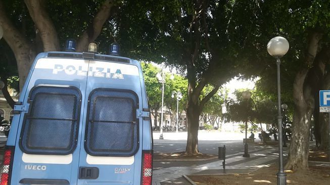 Spaccia hascisc alla luce del sole tra le panchine di piazza del Carmine: 19enne gambiano arrestato a Cagliari