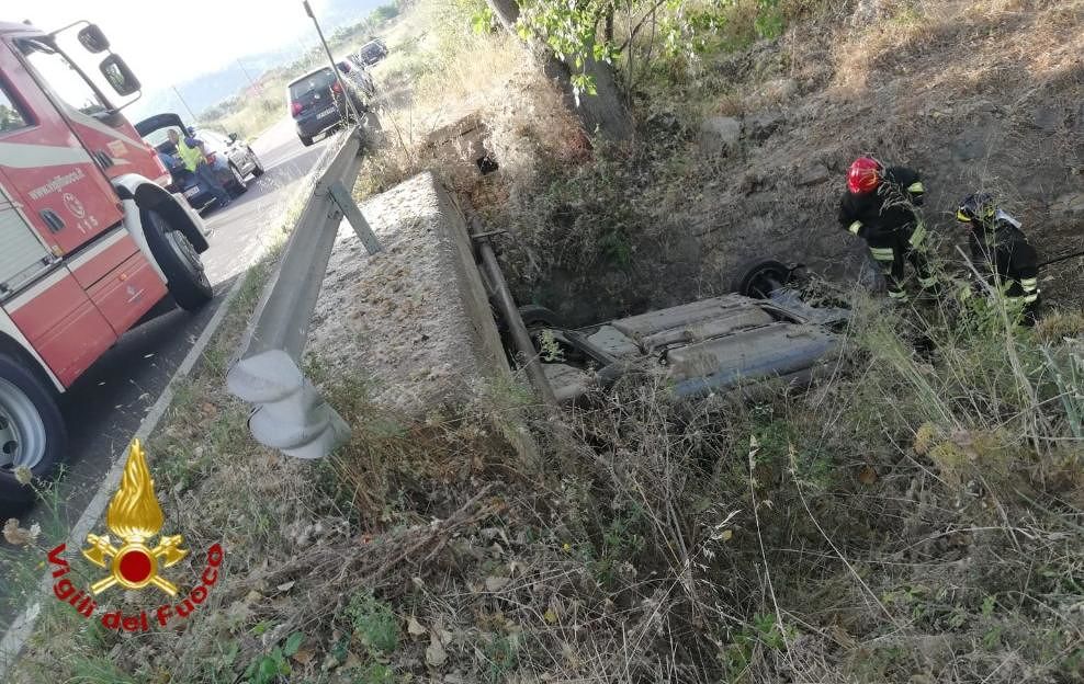 Castiadas, auto si ribalta ed esce di strada: ci sono tre feriti