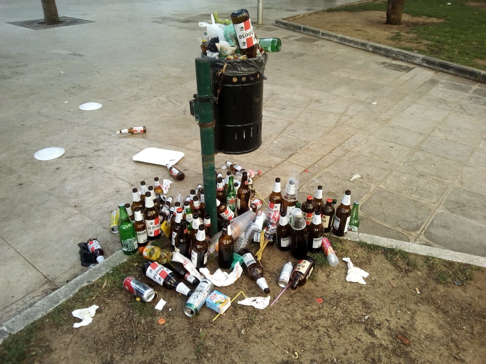 Sardegna Pride, ecco piazza Michelangelo il giorno dopo: un cumulo di rifiuti abbandonati in strada