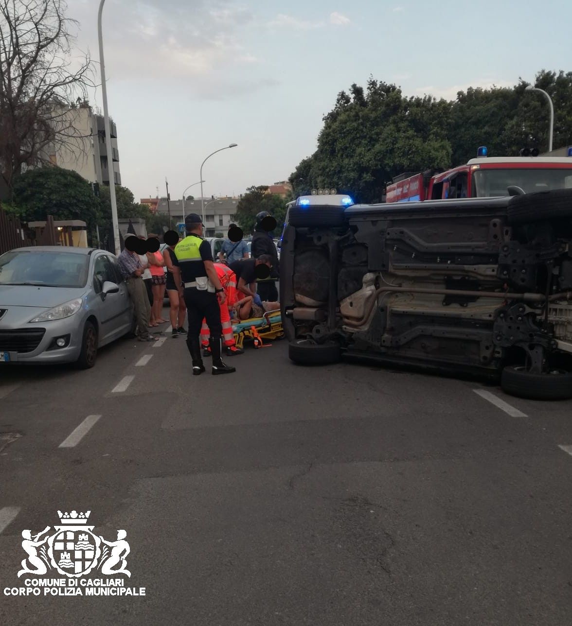 Cagliari, perde il controllo e l’auto si ribalta: ferita una giovane in via Bixio
