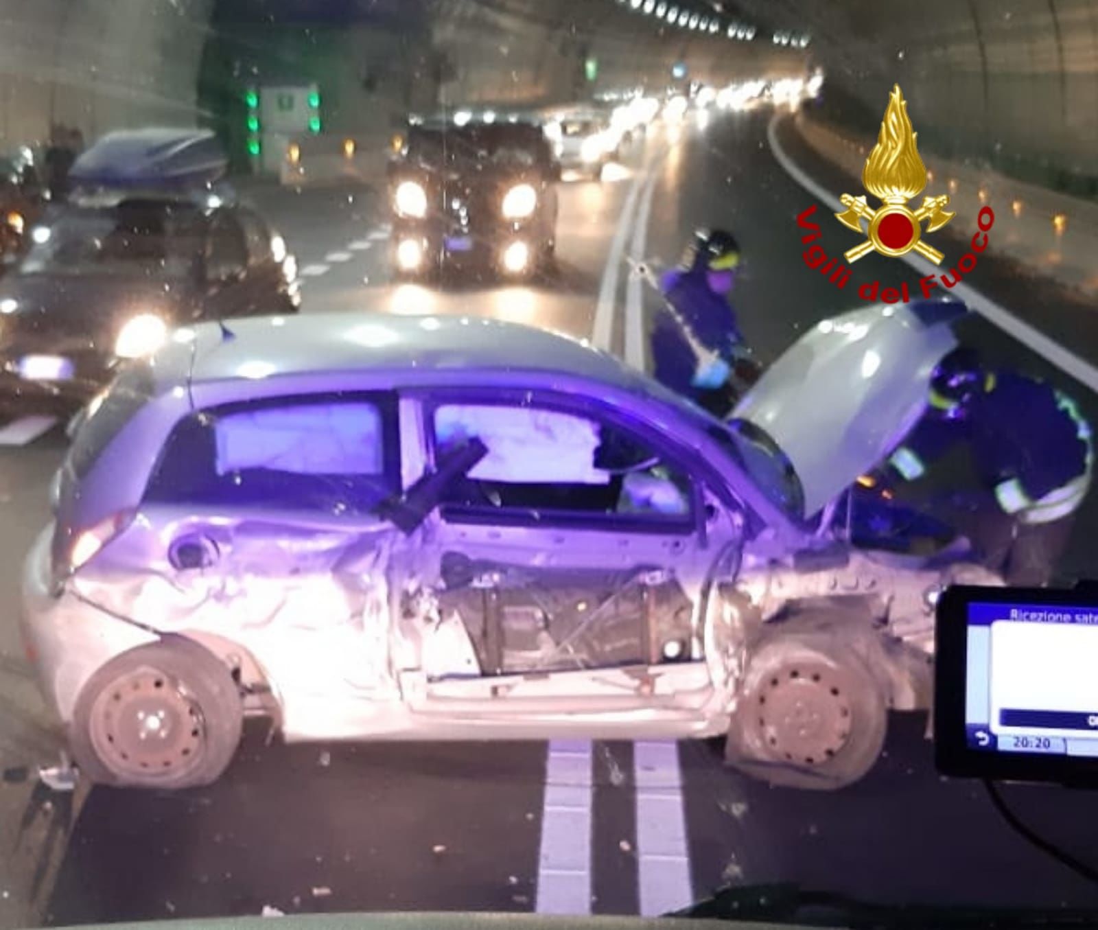 Mari Pintau, incidente in galleria: auto sbanda e colpisce il cemento armato