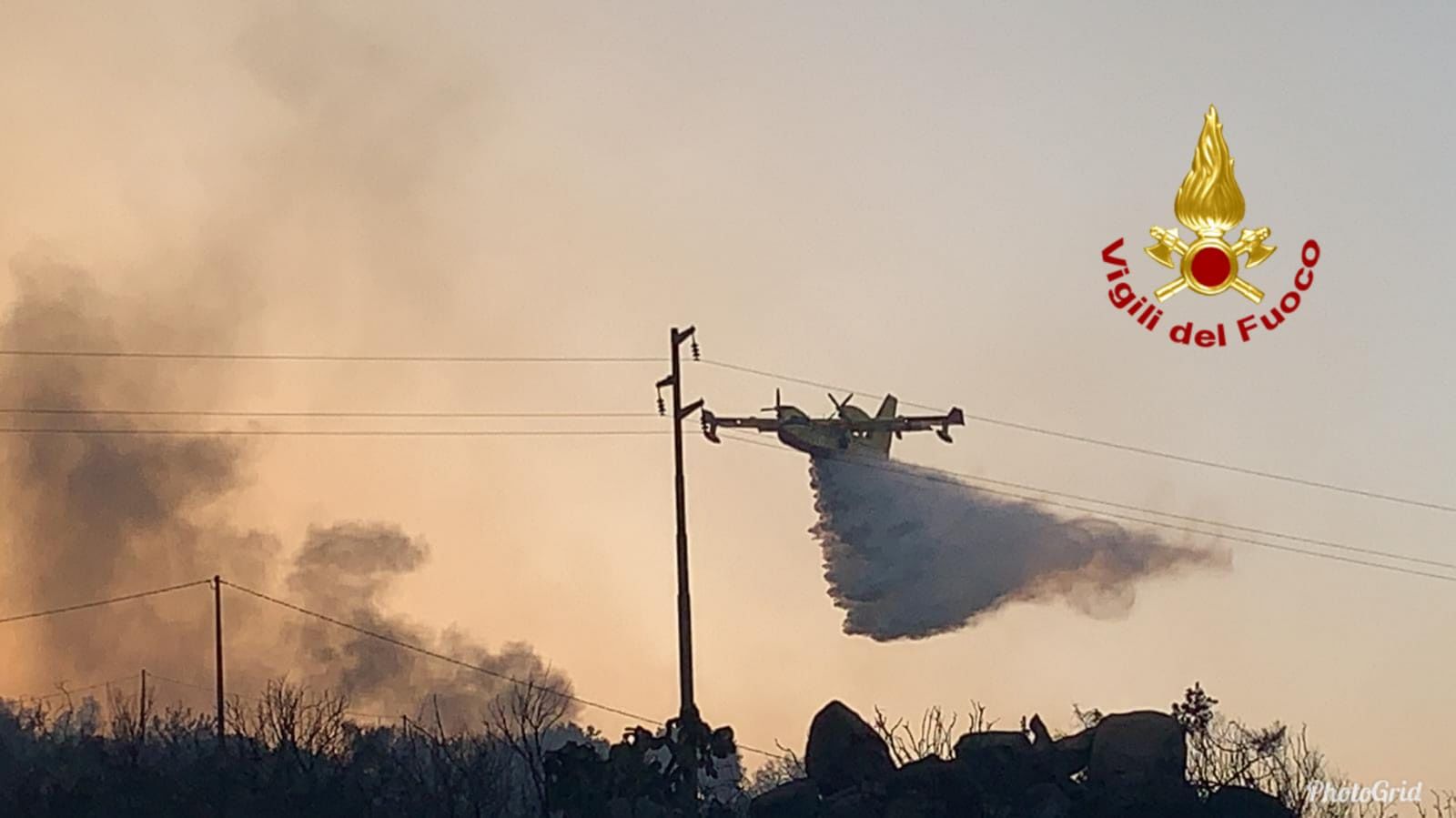 Incendio a Tortolì, intervengono anche i vigili del fuoco di Cagliari: coinvolti animali, aziende e abitazioni