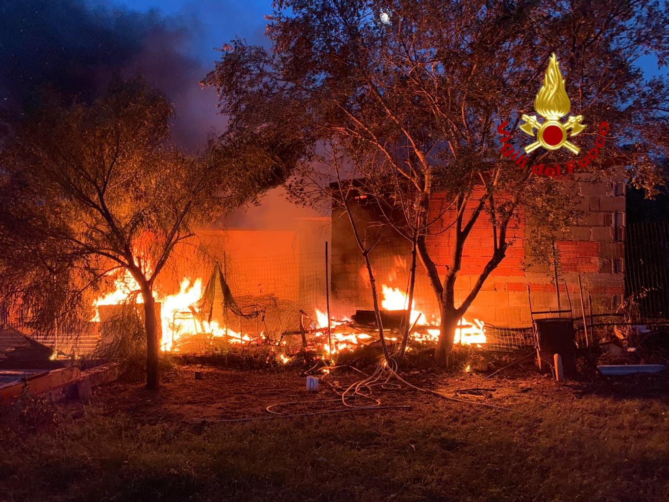 Sardegna, incubo incendi: 41 i roghi domati sabato, 12 con l’intervento degli elicotteri