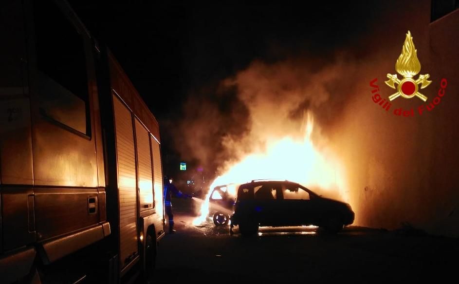 Cagliari, fiamme nella notte in via Tevere: distrutte tre auto in sosta