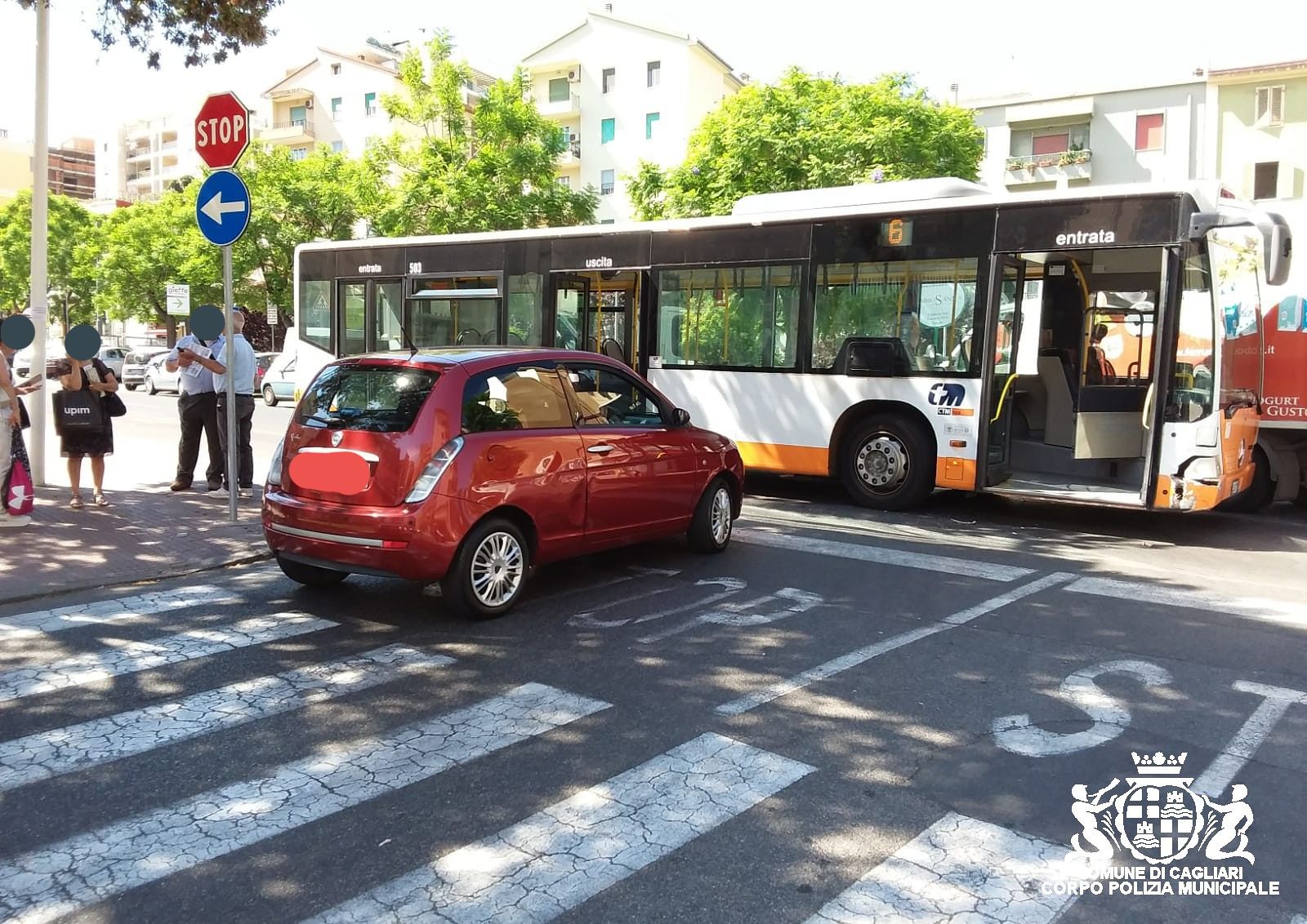 Cagliari, auto contro bus in via Scano: ferito uno dei passeggeri
