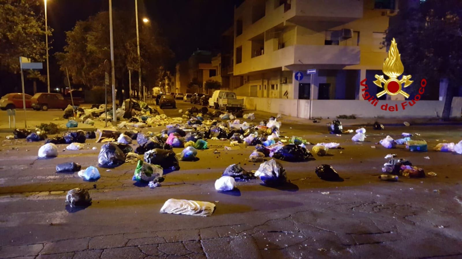 Quartu, cumuli di rifiuti abbandonati in strada e dati alle fiamme nel viale della Musica