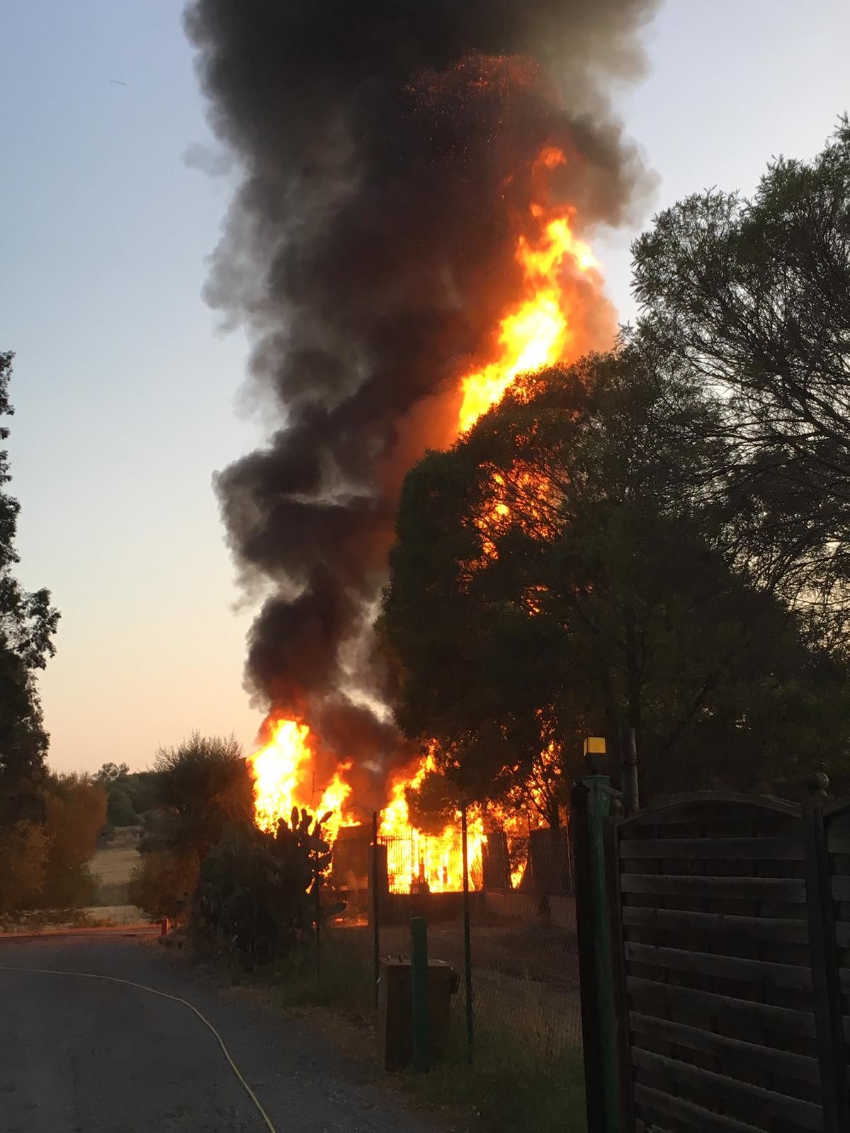 Bus dell’Arst prende fuoco, le fiamme vicinissime alle case di Perd’e Sali