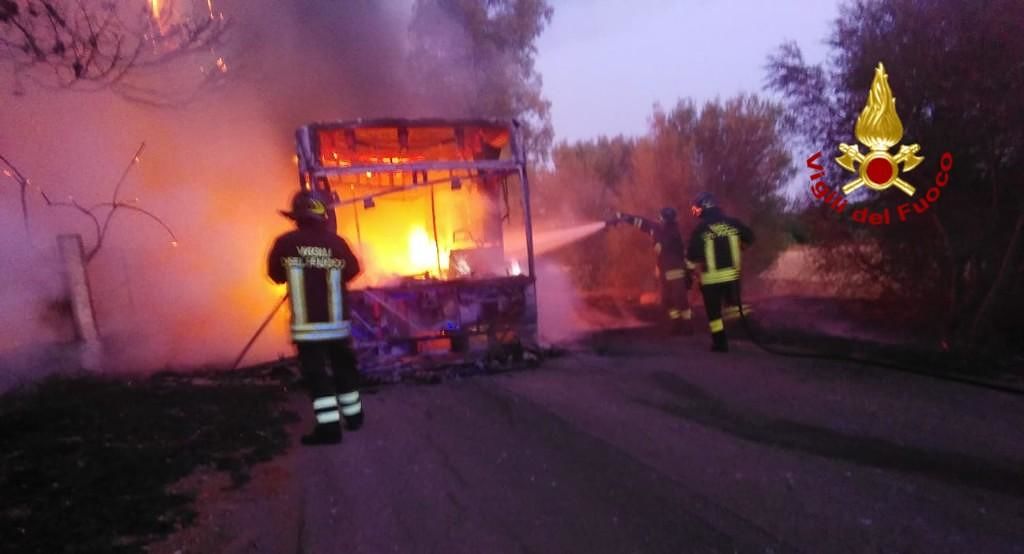 Pullman dell’Arst in fiamme tra Cagliari e Pula, paura a Perd’e Sali