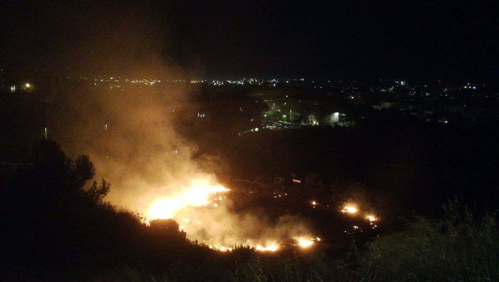 Cagliari, vasto incendio in via Castelli: fiamme vicinissime alle case e al polo di Ingegneria
