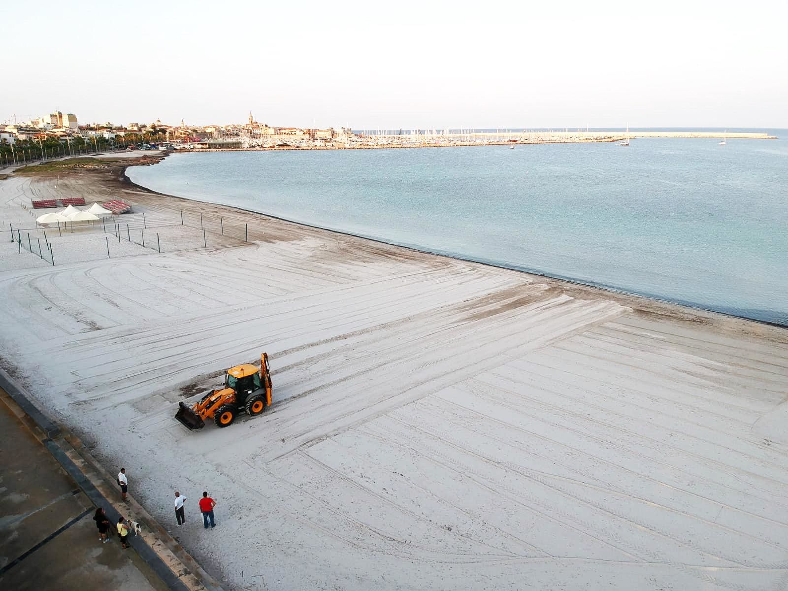 Alghero, la spiaggia di San Giovanni torna a nuova vita con il riposizionamento della sabbia