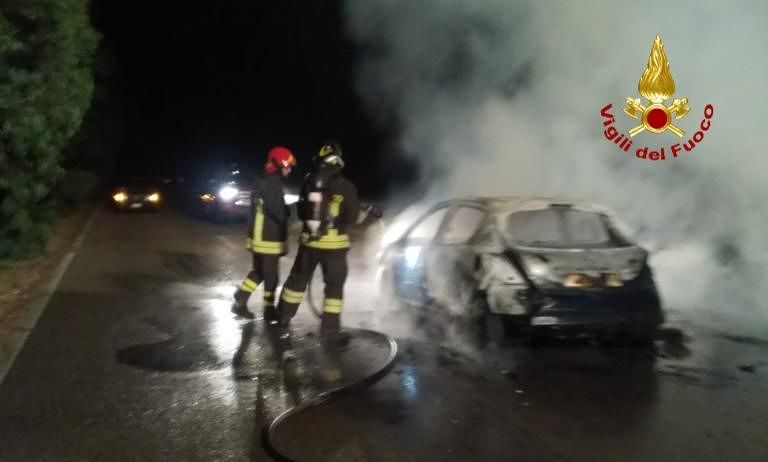 Paura nella notte sulla statale per Costa Rei, auto in corsa prende fuoco: illeso il conducente