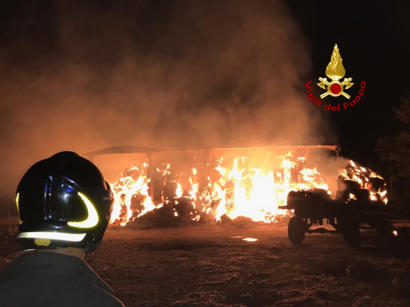 Fienile in fiamme a Domusnovas, vigili del fuoco al lavoro per tutta la notte