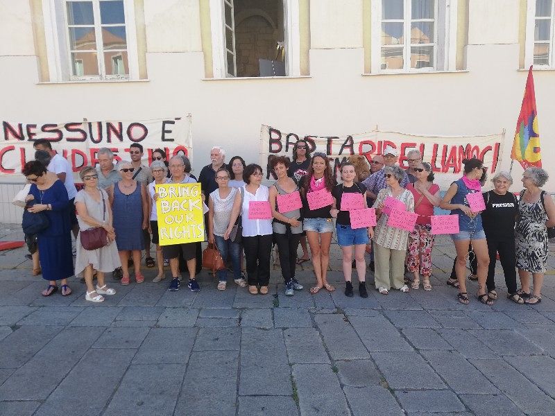 Cagliari, manifestazione a Castello per Carola Rackete: “Liberate la capitana che ha salvato i migranti”