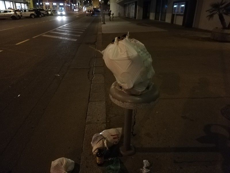 Cagliari, via i sacchetti dai mini cestini a San Benedetto: rifiuti ammassati nelle strade