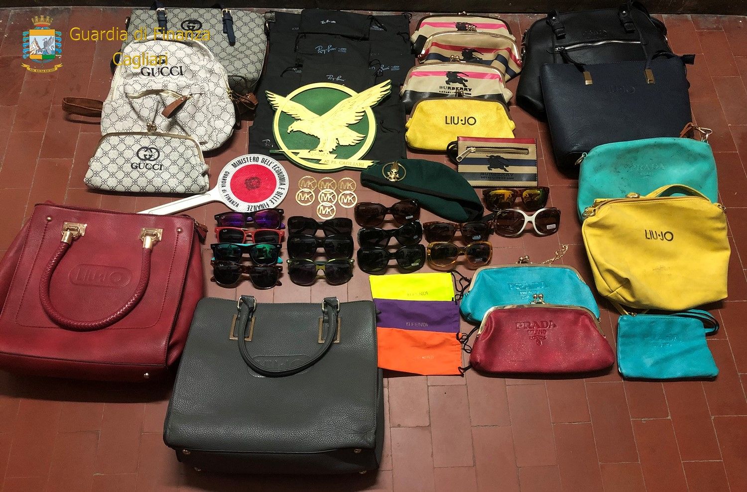 Cagliari, tenta la fuga e ferisce un finanziere: venditore abusivo senegalese in manette